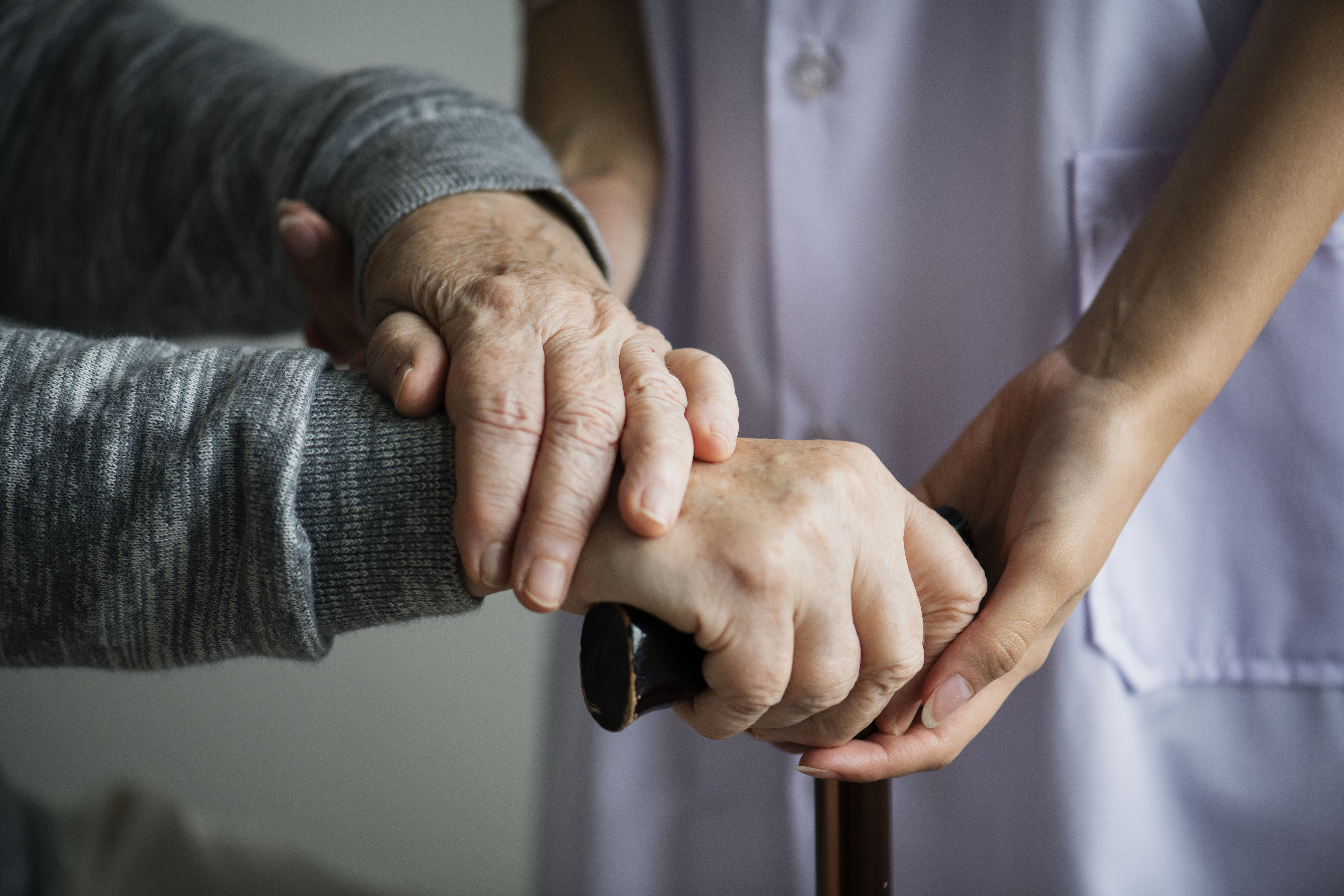 Mains qui se soutiennent avec bienveillance
